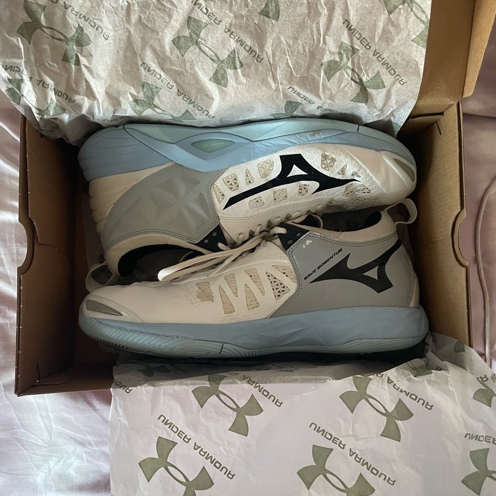 Like New under armor volleyball sneakers
